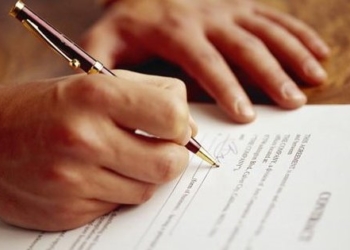 Hợp đồng chuyển nhượng quyền sử dụng đất viết tay có cần công chứng?