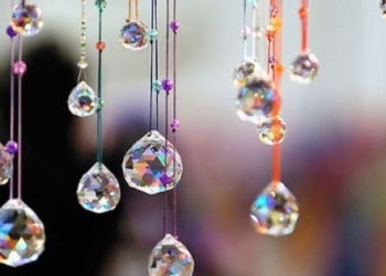 Treo đồ trang trí bằng pha lê thế nào cho đúng phong thủy?
