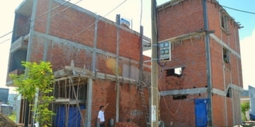 Chúng tôi bị hàng xóm ép giá vì lỡ lấn đất khi xây nhà